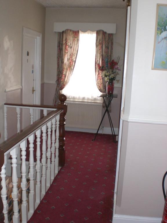 Melville Lodge Gatwick Horley Buitenkant foto